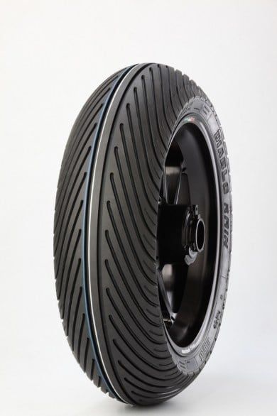 Pirelli aduce noutati la Superbike 2013