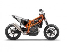 Imagini-spion si teasere-video cu viitoarele KTM 790 Duke si 790 Adventure